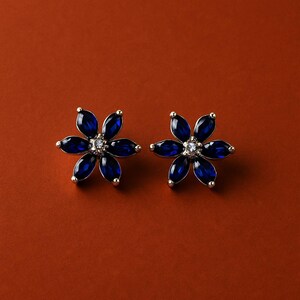 Orecchini a bottone con zirconi blu a forma di petalo Herbarium Blue Dazzling Brilliant, regalo unico e originale