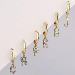 Pendientes de oro con inicial de diamante arcoíris - Pendientes de aro con letras y circonita cúbica colorido - Pendientes personalizados