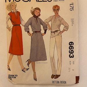 Puede incluir: Patrón de costura McCall's número 6693 para la talla 8, busto 80 cm. El patrón incluye instrucciones para hacer tres estilos diferentes de vestidos. La portada del patrón presenta ilustraciones de tres mujeres usando los vestidos.