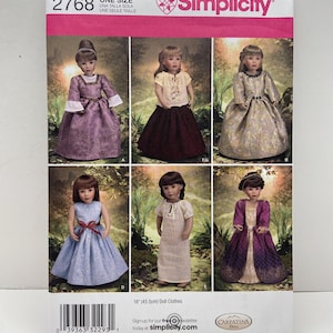 Puede incluir: Patrón Simplicity 2768 para ropa de muñeca de 45,5 cm. El patrón presenta seis diseños de ropa de muñeca, incluyendo vestidos y un vestido largo. El embalaje del patrón es blanco con detalles en rosa y rojo, e incluye el logotipo de Simplicity.