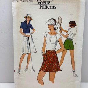 Op de afbeelding: Een rustiek houten bord met de tekst "Welcome to our home" in witte letters. Het bord heeft een verweerde afwerking en een eenvoudig, uitnodigend ontwerp, ideaal voor een veranda of entree.