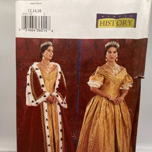 Puede incluir: Patrón de costura Butterick 3713 con diseños de vestuario histórico. El patrón incluye imágenes de mujeres con vestidos dorados y rojos con detalles elaborados, incluyendo adornos de piel y tiaras. El texto "MAKING HISTORY" es visible.