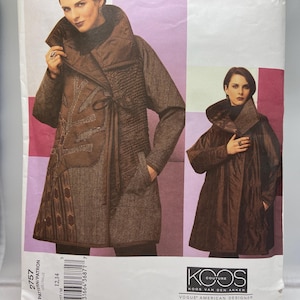 Puede incluir: Un patrón de costura que presenta un diseño de abrigo acolchado marrón con un cuello grande y bolsillos. El patrón incluye dos imágenes del abrigo, que muestran diferentes ángulos. El texto en el patrón dice "KOOS COUTURE" y "VOGUE AMERICAN DESIGNER".