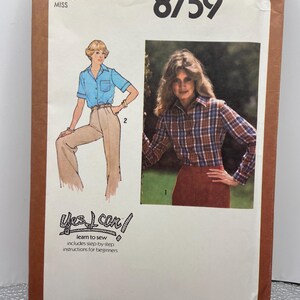 Könnte beinhalten: Vintage Simplicity Schnittmuster 8759. Das Schnittmuster zeigt Illustrationen von Damenbekleidung, darunter ein kurzärmeliges Hemd und eine Hose sowie ein kariertes Langarmhemd und einen Rock. Der Text "Yes I can!" und "learn to sew" sind ebenfalls enthalten.