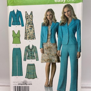 Könnte beinhalten: Simplicity Easy Chic Schnittmuster, Größe U5, mit Illustrationen eines türkisfarbenen Blazers, Kleides, Oberteils, Hose und Rock. Das Muster enthält ein Foto einer Frau in einem türkisfarbenen Anzug und einem Kleid.