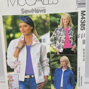 Può includere: Una busta per cartamodelli McCall's con immagini di giacche da donna. La busta mostra i loghi McCall's e SewNews, insieme al numero del modello M4385. Le giacche includono una giacca bianca ricamata, una giacca a fantasia bianca e nera e una giacca di jeans blu.