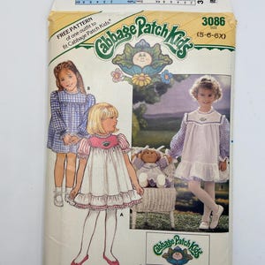 Könnte beinhalten: Vintage Butterick Schnittmuster für Cabbage Patch Kids Outfits, Größe 5-6X. Die Schnittmusterhülle zeigt Abbildungen von Kindern in Kleidern, mit dem Cabbage Patch Kids Logo und Text. Enthält Bügelbilder.
