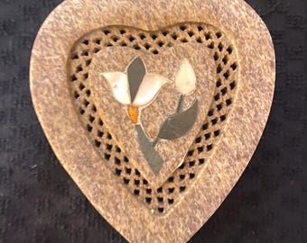 Joyero vintage con forma de corazón de esteatita tallada a mano con incrustaciones de nácar.