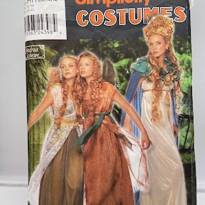 Puede incluir: Patrón de Simplicity Costumes con tres mujeres con vestidos de fantasía. El paquete incluye tallas 6, 8, 10 y 12. La portada muestra mujeres con vestidos fluidos con tocados y accesorios elaborados.