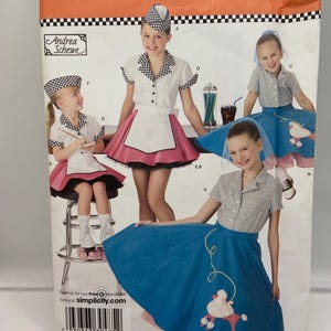Op de afbeelding: Simplicity patroon 3836 voor een retro dinerkostuum. Het patroon bevat een wit overhemd met zwart-witte geblokte afwerking, een roze en witte schort en een blauwe poedeljurk. Het patroon is voor de maten HH 3,4,5,6.