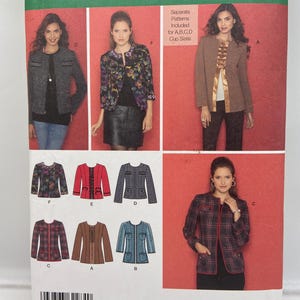 Puede incluir: Patrón de costura Simplicity 2284, con diseños de chaquetas. El patrón incluye varios estilos con detalles como estampados florales, cuadros y colores lisos. Tallas U5: 16, 18, 20, 22, 24. Incluye patrones para tallas de copa A, B, C y D.