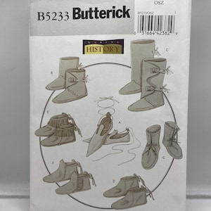 Könnte beinhalten: Ein Butterick-Schnittmuster, B5233, mit Illustrationen verschiedener historischer Schuhmodelle. Das Muster enthält Abbildungen von Stiefeln, Schuhen und anderen zeittypischen Designs. Das Paket trägt den Text "Making History" und "All Sizes Included".