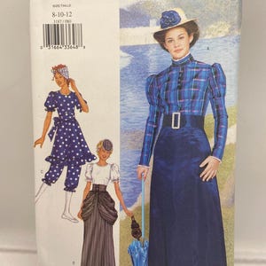Op de afbeelding: Een vintage Butterick naaipatroon met illustraties van historische dameskleding. Het patroon bevat een geruite jurk, een jumpsuit met stippen en een gestreepte rok en top. De patroongrootte is 8-10-12.