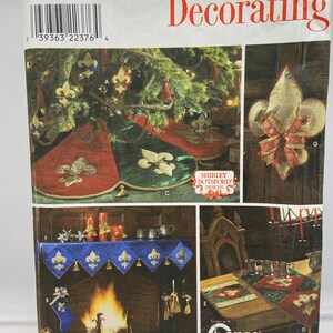 Può includere: Modello Simplicity Home Decorating con disegni per gonna dell'albero di Natale, sciarpa per camino e runner da tavolo. I disegni includono motivi a giglio in rosso, oro, verde e blu. Taglia unica.