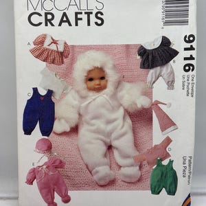 Könnte beinhalten: McCall's Crafts Nähmaschinenmusterumschlag mit Puppenkleidungsdesigns. Der Umschlag zeigt verschiedene Puppenoutfits, darunter ein weißer Kapuzenoverall, ein rot-weiß kariertes Kleid und ein rosa Overall.
