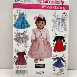 Puede incluir: Patrón de costura Simplicity para ropa de muñeca de 18 pulgadas. El patrón presenta varios diseños de vestidos, incluyendo un vestido floral rosa, un vestido floral azul y un vestido rojo con una chaqueta negra. El paquete incluye el texto "ONE SIZE".