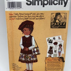 Puede incluir: Patrón de costura Simplicity para ropa de niños, con una oferta de muñeca de papel a juego. La imagen muestra un dibujo de una niña con un vestido a cuadros y un bolso a juego. El texto dice "Patty Reed Designs".