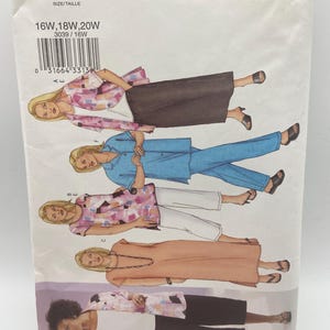 Może przedstawiać: Pakiet wykrojów krawieckich Butterick, z numerem 3039 i słowami "FAST & EASY". Opakowanie zawiera ilustracje projektów odzieży damskiej, w tym kostium ze spódnicą, spodnium i sukienkę. Zakres rozmiarów to 16W, 18W i 20W.
