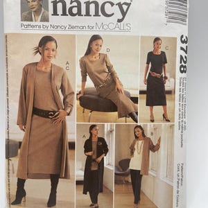 Puede incluir: Un patrón de costura "sewing with nancy" de Nancy Zieman para McCall's. Presenta imágenes de mujeres modelando prendas de vestuario de punto, incluyendo vestidos, abrigos y pantalones. El patrón está etiquetado como "Easy Knit Wardrobe".