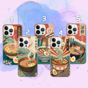 Puede incluir: Cinco fundas para iPhone diferentes con un tema de fideos ramen japoneses. Cada funda presenta un diseño diferente con un tazón de fideos ramen, palillos y texto japonés. Las fundas tienen todas un estilo vintage con una paleta de colores descoloridos.