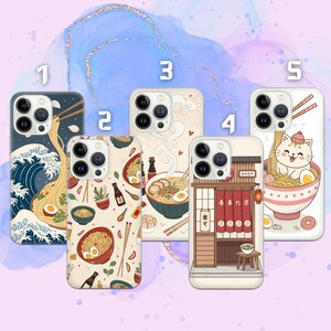 Puede incluir: Cinco fundas para iPhone diferentes con un tema de fideos ramen japoneses. Las fundas presentan una variedad de diseños, que incluyen una ola, un tazón de ramen, una tienda de ramen y un gato comiendo ramen. Las fundas son todas blancas con diseños coloridos.
