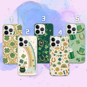 Könnte beinhalten: Fünf Handyhüllen mit Designs zum St. Patrick's Day. Die Hüllen zeigen Kleeblätter, Regenbogen, Goldtöpfe, Hufeisen und Koboldhüte. Die Farben sind Grün, Gold und Weiß. Die Hüllen sind für ein Smartphone konzipiert.