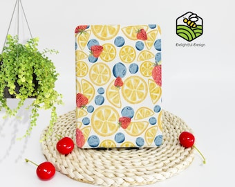 Funda personalizada para Kindle de 12.ª, 11.ª y 10.ª generación (6”) con diseño de limón y frutos rojos. Correa de mano opcional o parte trasera transparente. Compatible con Paperwhite, Colorsoft, Scribe y Kobo.