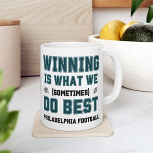 Taza de regalo de la NFL Philadelphia Eagles Regalo deportivo Merchandising de los Eagles Ganar es lo que mejor hacemos Regalo deportivo del día del juego de los Eagles Regalo de fútbol para él fanático