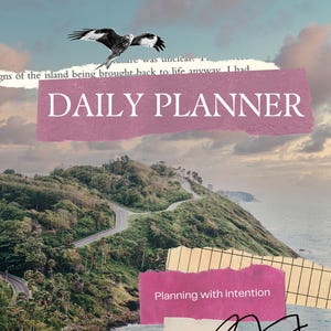 Könnte beinhalten: Ein Collage-Bild mit dem Titel "DAILY PLANNER" auf rosa Hintergrund. Ein Vogel fliegt über einer Landschaft mit einer Straße, die sich durch grüne Hügel schlängelt. Der Text "Planning with intention" ist ebenfalls sichtbar.