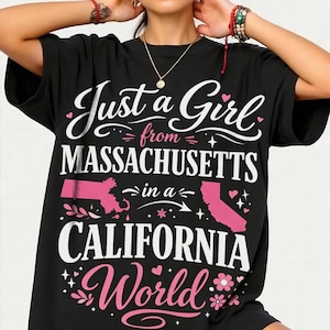 Puede incluir: Una taza de cerámica blanca con un asa negra y el texto "But First, Coffee" en negrita negra. La taza está sobre una superficie de madera. La taza mide aproximadamente 10 cm de alto.