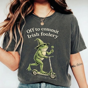 Puede incluir: Un letrero de madera hecho a mano con el texto "Welcome to our home" en un estilo manuscrito. El letrero está pintado de blanco con letras negras y un acabado envejecido. Adecuado para uso en interiores o exteriores.