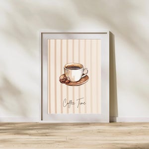 Peut inclure: Une impression d'art encadrée représentant une tasse à café blanche remplie de liquide sombre sur une soucoupe assortie, accompagnée de trois grains de café bruns. Le fond présente des rayures beiges verticales et le texte Coffee Time est inscrit.