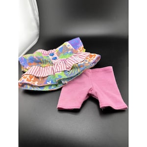 Könnte beinhalten: Eine weiße Keramik-Tasse mit schwarzem Henkel und dem Text "But First, Coffee" in schwarzer, handschriftlicher Schrift. Die Tasse steht auf einer weißen Oberfläche.