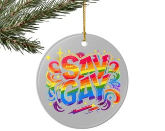 Adorno navideño de cerámica con la frase "Di Gay", orgullo arcoíris LGBTQIA+