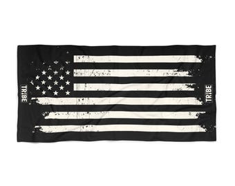 Toalla de playa con bandera estadounidense desgastada, protesta de luto, justicia social, mercancía anti-Trump, resistencia antifascista, activista, barras y estrellas.