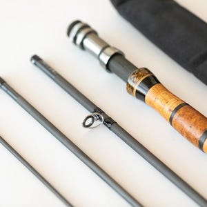 Op de afbeelding: Een set van drie keramische mokken met een gespikkelde, matte afwerking. De mokken zijn in tinten crème, lichtgrijs en donkergrijs. Elke mok heeft een eenvoudig, minimalistisch ontwerp, perfect voor koffie of thee.