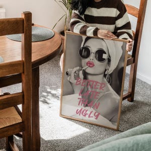 Arte di Audrey Hepburn, poster di "Meglio tardi che brutto", poster di film vintage, decorazioni murali, arte cinematografica classica, arredamento per la casa, arte murale di film immagine 7