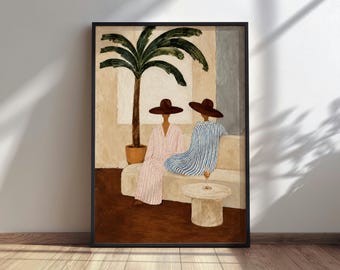 Peut inclure: Une impression d'art encadrée représentant deux silhouettes portant des chapeaux à larges bords et des robes rayées assises sur un canapé beige. Un palmier en pot se trouve derrière elles et une petite table ronde avec un verre est posée devant.