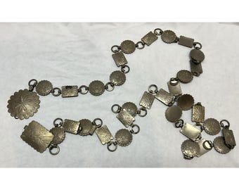 Cinturón vintage Fiesta con conchos plateados de 58" de largo, estilo bohemio hippie del suroeste.
