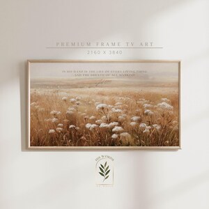 Könnte beinhalten: Gerahmtes Kunstwerk mit einem Feld aus hohem, trockenem Gras und weißen Wildblumen. Das Kunstwerk hat eine neutrale Farbpalette mit Beige-, Braun- und Weißtönen. Der Text oben lautet: "IN HIS HAND IS THE LIFE OF EVERY LIVING THING AND THE BREATH OF ALL MANKIND".