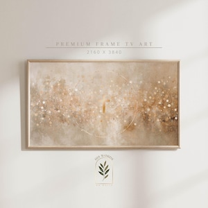 Puede incluir: Una obra de arte digital enmarcada para una pantalla de TV. La obra presenta un diseño abstracto beige y dorado con un elemento circular. El texto dice "PREMIUM FRAME TV ART" y "2160 X 3840". La obra está en un marco de madera clara.