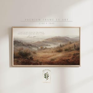 Könnte beinhalten: Ein gerahmter Landschaftskunst-Druck mit einer gedämpften Farbpalette aus Braun-, Grün- und Beigetönen. Das Kunstwerk zeigt sanfte Hügel und ein Tal mit dem Text "Ich hebe meine Augen auf zu den Bergen. Woher kommt mir Hilfe? Psalm 121:1."
