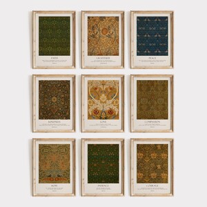 Può includere: Nove stampe artistiche incorniciate con motivi floreali e geometrici nei toni del verde, blu, oro e marrone. Ogni stampa ha un design diverso e una parola in basso: Fede, Gratitudine, Pace, Gentilezza, Amore, Compassione, Speranza, Pazienza e Coraggio.