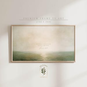 Op de afbeelding: Een ingelijste print met een aquarel van een zeegezicht met een citaat uit de Bijbel: "Wees stil en weet dat Ik God ben." Psalm 46:10. De print is in een lichtbruin frame met een witte passe-partout.