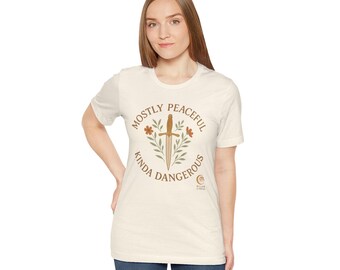 Camiseta con un toque de paz y peligro: camiseta con gráficos bohemios