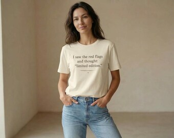 Camiseta de edición limitada "Vi las banderas rojas y pensé" - Camiseta gráfica color crema suave