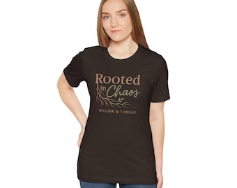 Camiseta gráfica Rooted in Chaos: Camisa bohemia espiritual para mujer