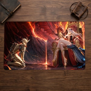 Könnte beinhalten: Eine rechteckige Spielmatte mit einer Fantasy-Illustration eines Ritters in goldener Rüstung, der vor einer weißhaarigen Gestalt auf einem Thron kniet, begleitet von einem roten Drachen im Hintergrund und einem blauen Drachen neben dem Thron.