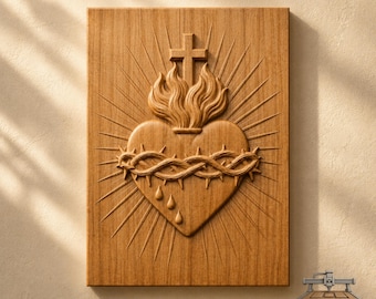 Puede incluir: Una placa de pared rectangular de madera con una talla en relieve del Sagrado Corazón de Jesús. El diseño incluye un corazón central rodeado por una corona de espinas, rematado con llamas y una cruz, con líneas radiantes y gotas.