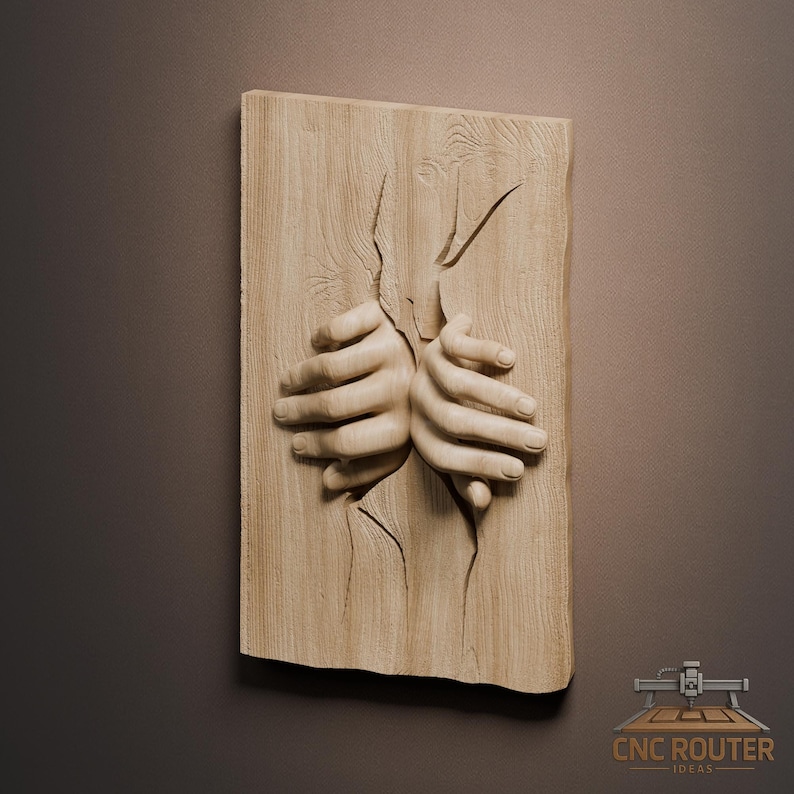 Puede incluir: Escultura en relieve de madera que representa un par de manos emergiendo de un panel de madera. Las manos est&aacute;n talladas con detalle, con dedos visibles y una superficie texturizada. La madera es de color marr&oacute;n claro natural, sobre un fondo marr&oacute;n.
